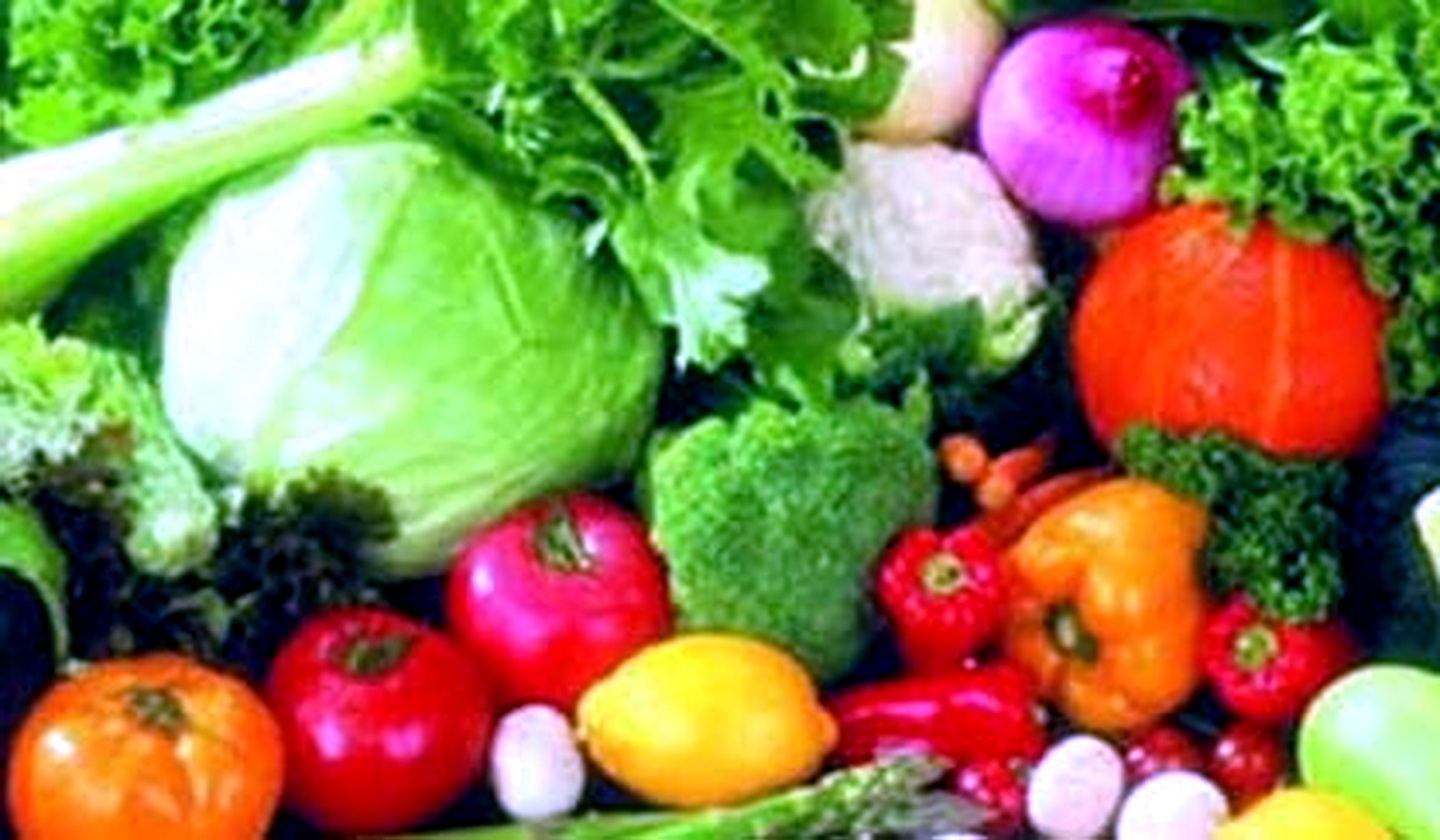 Chế độ ăn đầy đủ trái cây và rau xanh rất có lợi cho sức khỏe của học sinh