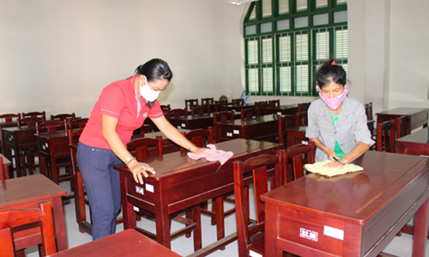 Vệ sinh lớp học tại Trường THPT Nguyễn Đình Chiểu. 