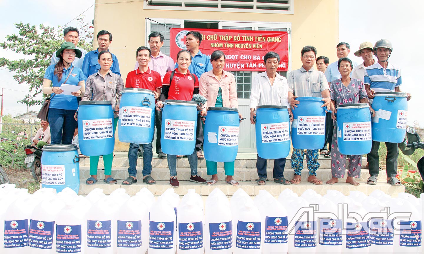 Nhóm Tình nguyện viên trao bồn chứa nước và can đựng nước cho người dân huyện Tân Phú Đông.