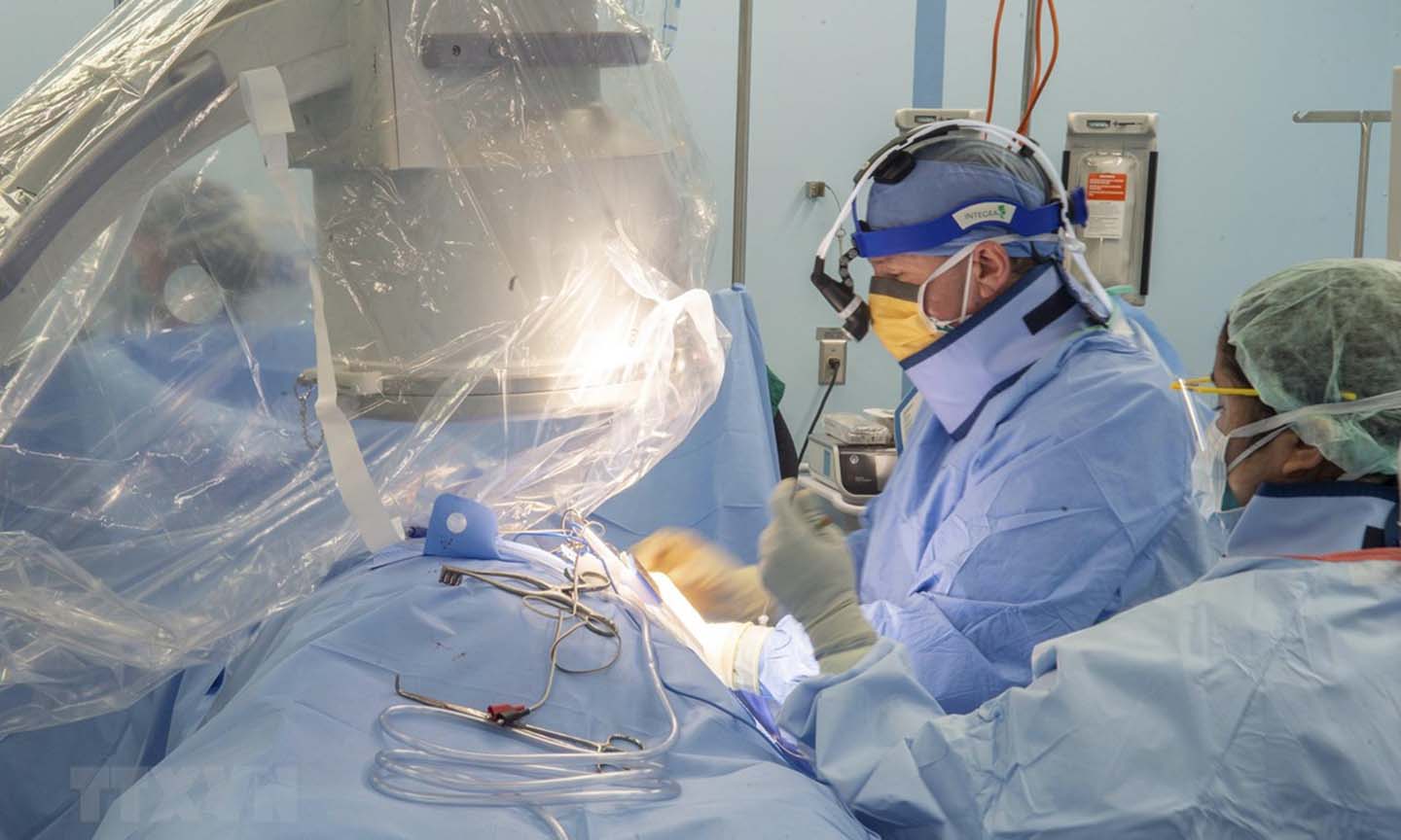 Nhân viên y tế điều trị cho bệnh nhân nhiễm COVID-19 trên tàu bệnh viện USNS Mercy ở ngoài khơi Los Angeles (Mỹ) ngày 29/4/2020. (Ảnh: AFP/TTXVN)