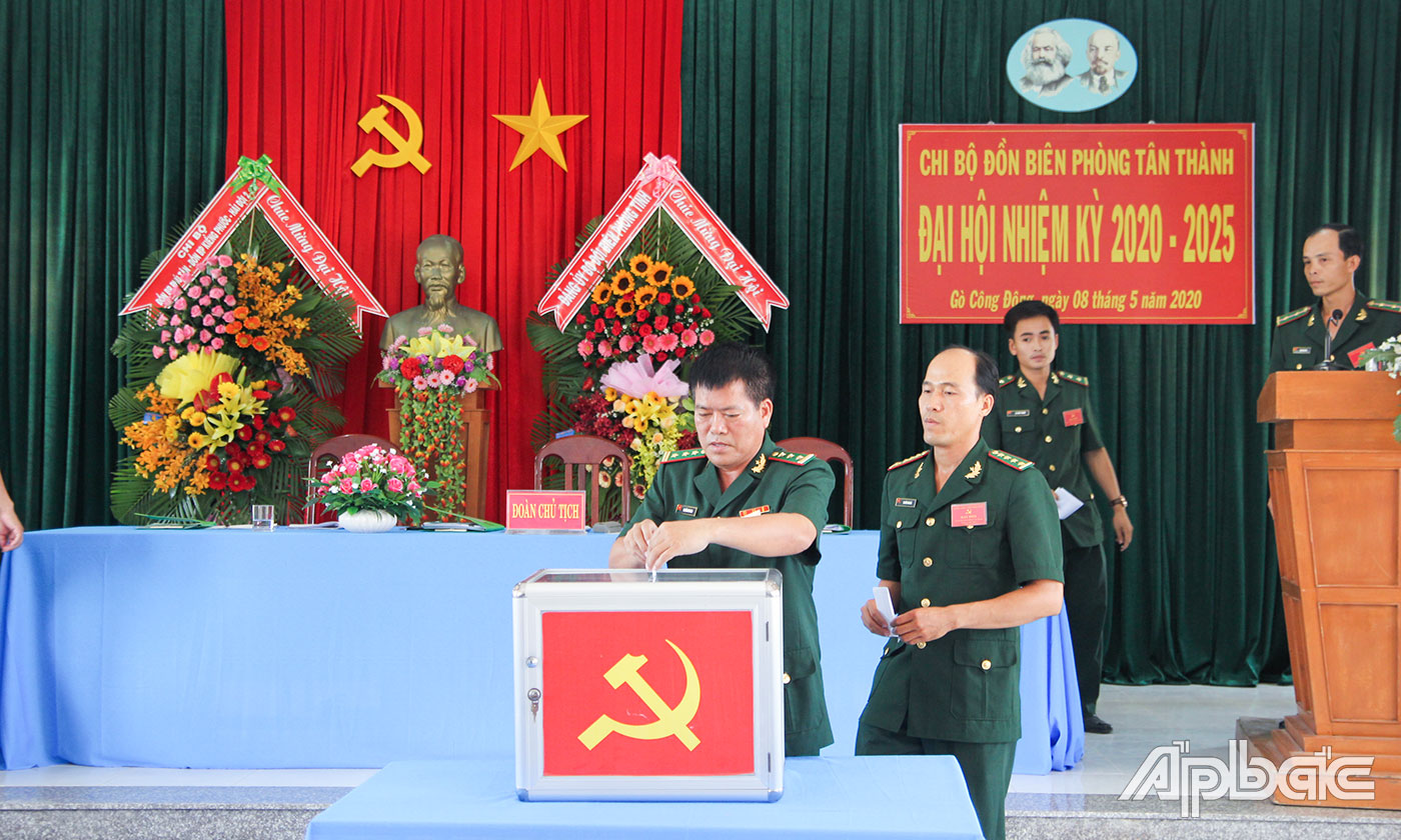 Đảng viên Chi bộ Đồn Biên phòng Tân Thành bỏ phiếu bầu cử.