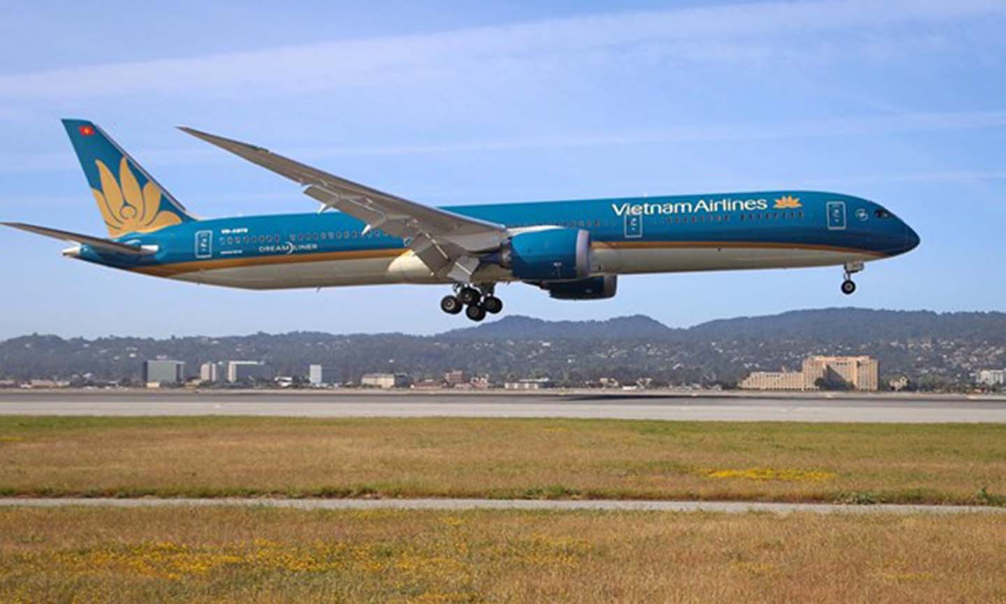 Máy bay của Vietnam Airlines đón công dân Việt Nam về nước hạ cánh ở sân bay quốc tế San Francisco. (Nguồn: facebook.com/flySFO)