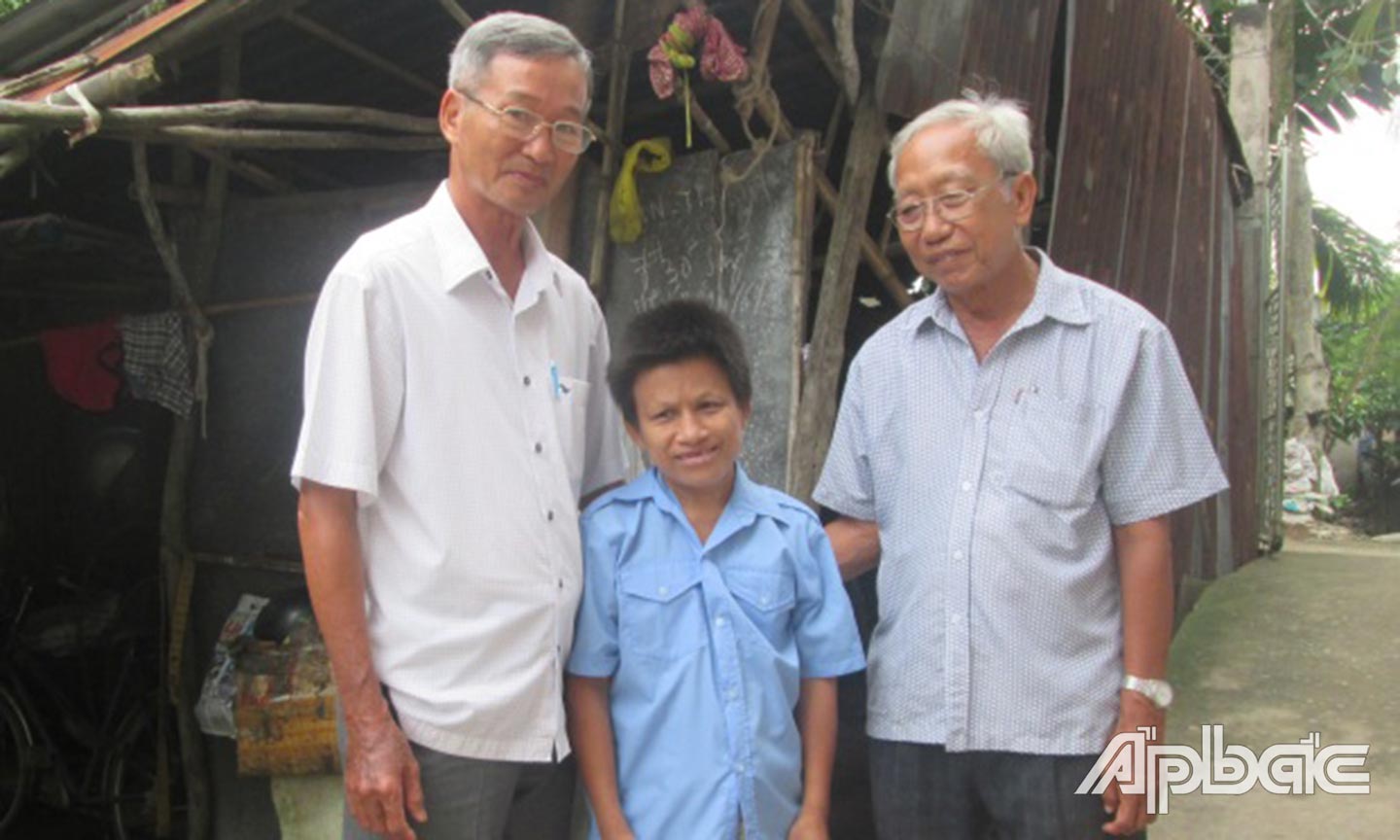 Phó Chủ tịch Hội Nạn nhân CĐDC Phạm Văn Hai (bìa trái)  thăm hỏi anh Nguyễn Xuân Hoàng (con anh Thọ) đã 43 tuổi  mà như đứa trẻ.