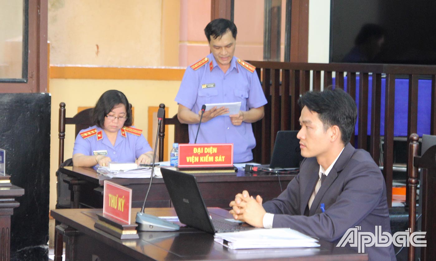 Đại diện Viện Kiểm sát nhân dân tỉnh Tiền Giang công bố cáo trạng.