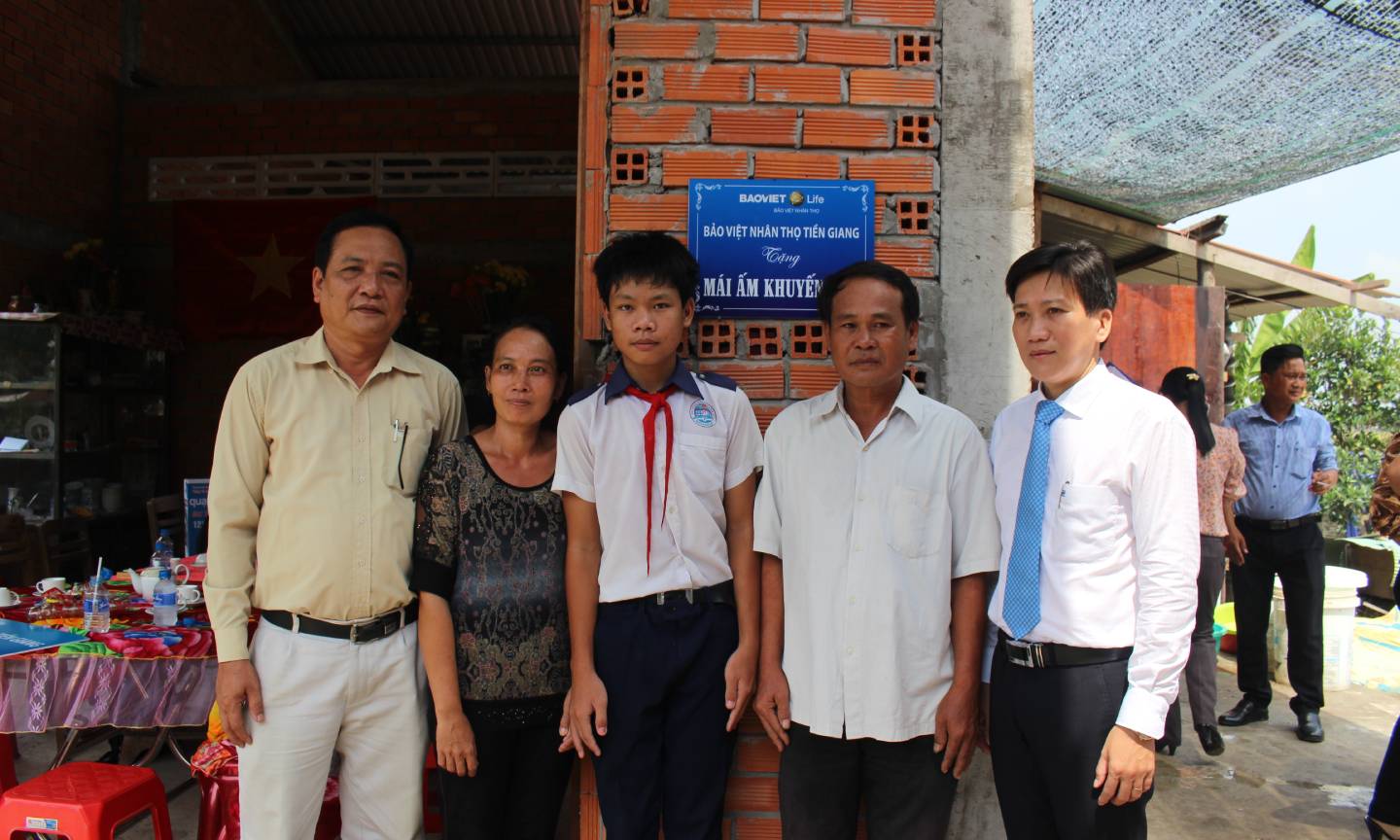 Công ty Bảo Việt Nhân thọ Tiền Giang trao Mái ấm khuyến học cho em Lê Trọng Nhân. 