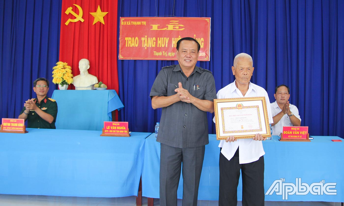 Đồng chí Lê Văn Nghĩa trao Huy hiệu 60 năm tuổi Đảng cho đảng viên Phan Văn Đang.
