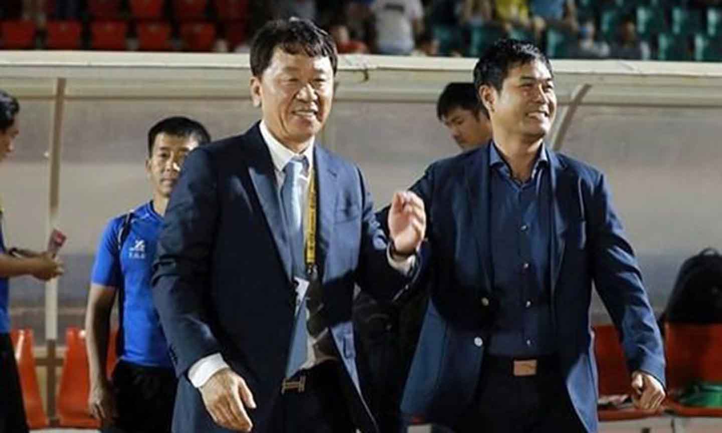 Ông Chung Hae-song cùng Chủ tịch CLB TPHCM Nguyễn Hữu Thắng.