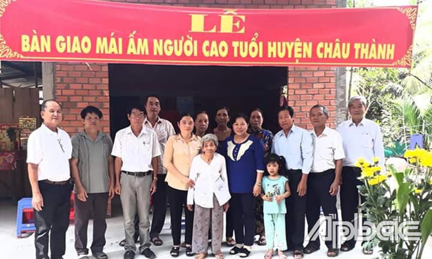Hội NCT huyện  Châu Thành trao Mái ấm NCT cho cụ Dương Thị Đẹt (79 tuổi) ở ấp Bình Thuận, xã Bình Trưng   vào ngày  28-4-2020. 