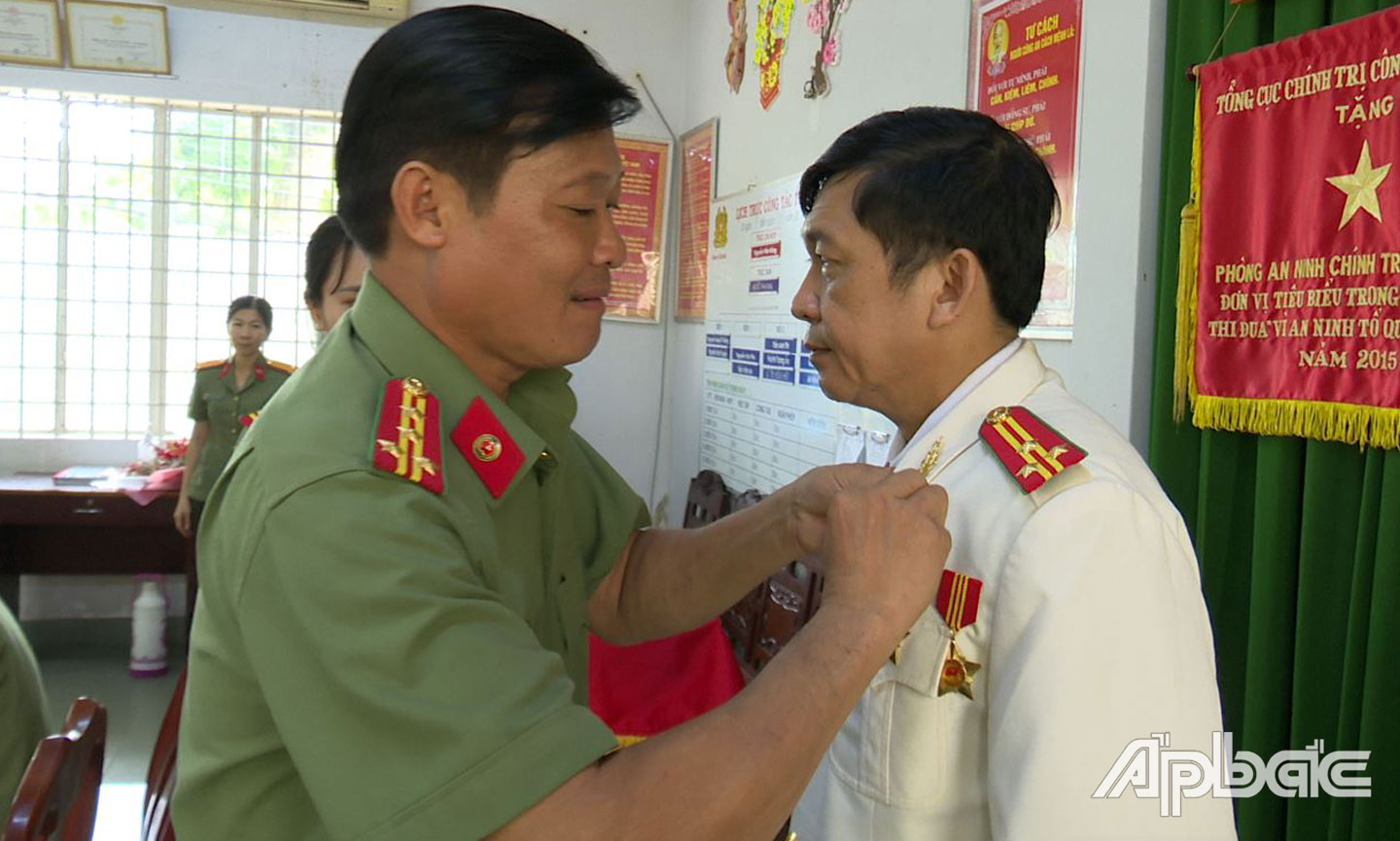 Đại tá Phan Văn Trảng trao Huy hiệu 30 năm tuổi Đảng cho đồng chí Trần Văn Phú. Ảnh: Lê Hoài.