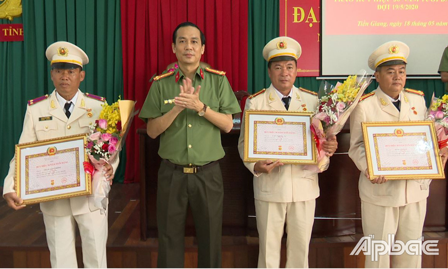 Thượng tá Trịnh Thanh Cao trao Huy hiệu 30 năm tuổi Đảng cho đảng viên phòng Hậu Cần.