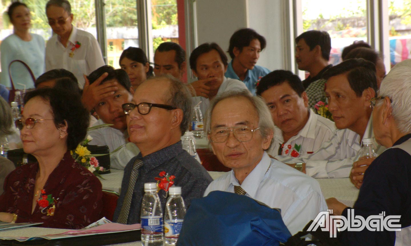 Nhạc sĩ Nguyễn Văn Nam (áo trắng, bìa phải) tại buổi Họp mặt giới văn nghệ sĩ được tổ chức  tại Tiền Giang vào năm 2003.