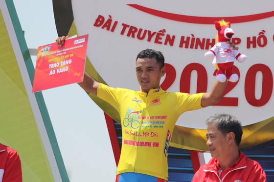 Tay đua Nguyễn Tấn Hoài tạm mặc áo vàng sau chặng 1. 