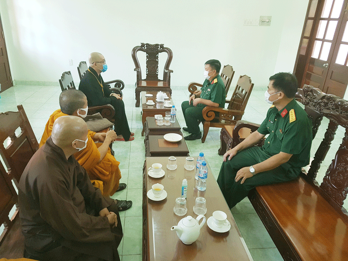 .  Đồng chí Nguyễn Văn Bé Bảy, Phó Chỉ huy trưởng Bộ Chỉ huy Quân sự tỉnh Tiền Giang cùng cán bộ quản lý khu cách ly đã tiếp và trao đổi với đoàn.