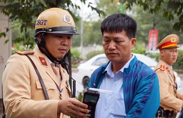 A driver is tested for alcohol level in Hanoi (Source: tienphong.vn)