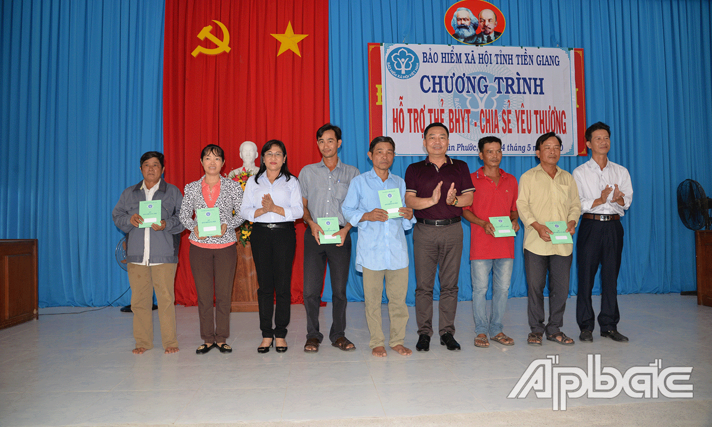 Lãnh đạo BHXH tỉnh và lãnh đạo UBND huyện Tân Phước trao thẻ BHYT cho các hộ dân xã Thạnh Hoà