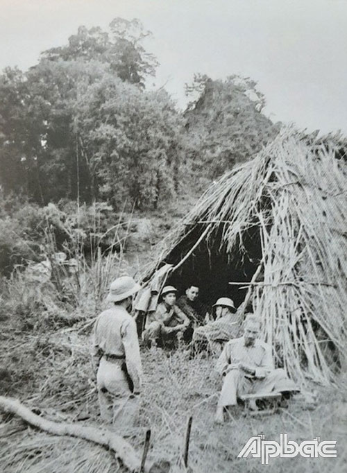 Năm 1951, Chủ tịch Hồ Chí Minh trực tiếp chỉ đạo Chiến dịch Biên Giới. Nơi ở của Bác di chuyển theo các trận đánh có khi chỉ là túp lều cỏ dựng tạm vài hôm.