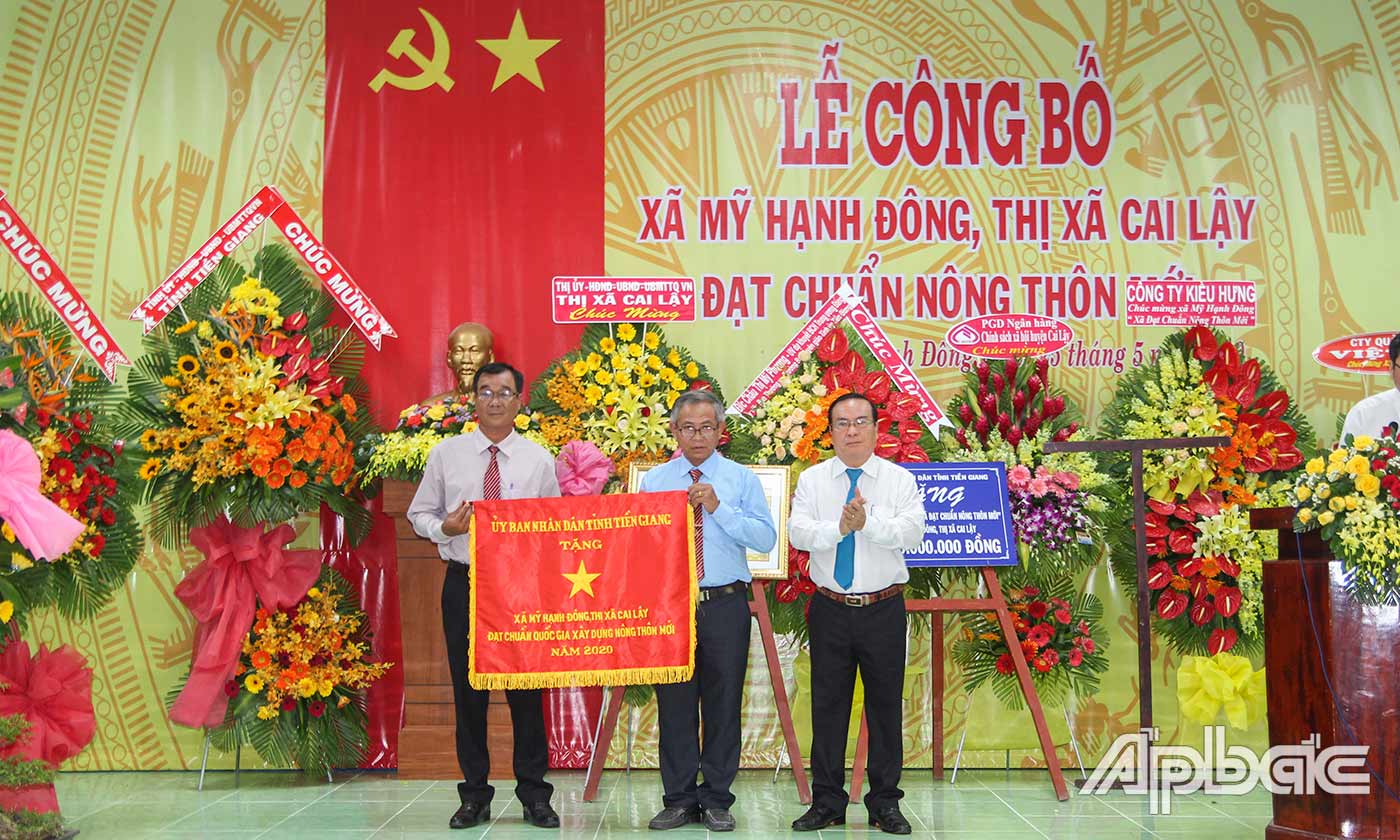 Đồng chí Phạm Anh Tuấn trao tặng Cờ thi đua cho Đảng bộ, chính quyền và nhân dân xã Mỹ Hạnh Đông đạt chuẩn quốc gia xây dựng NTM năm 2020.