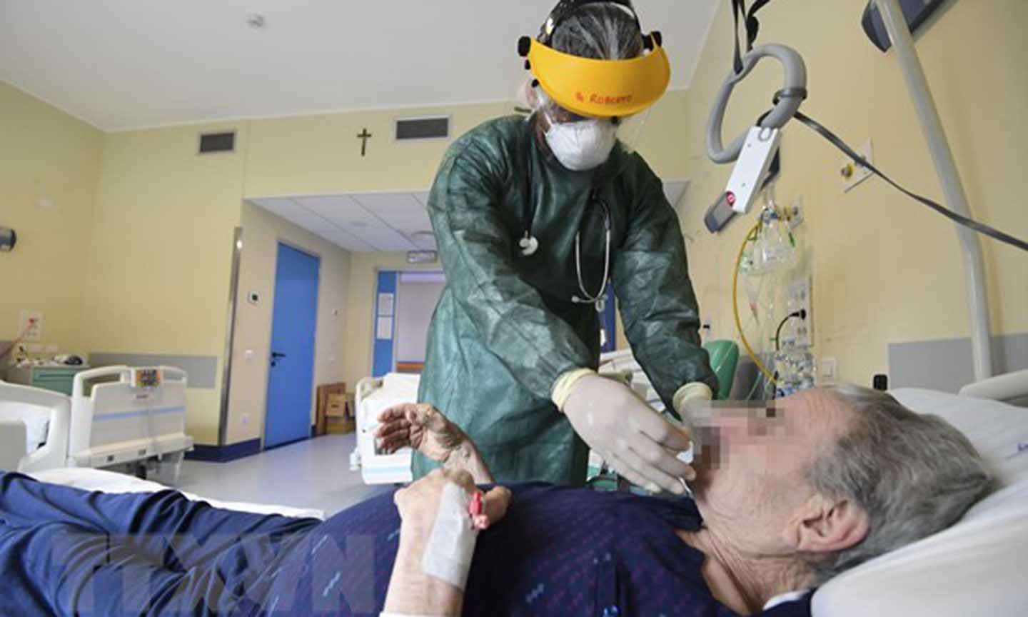 Nhân viên y tế điều trị cho bệnh nhân mắc COVID-19 tại một bệnh viện ở Milan, Italy ngày 15/5/2020. (Nguồn: AFP/TTXVN)