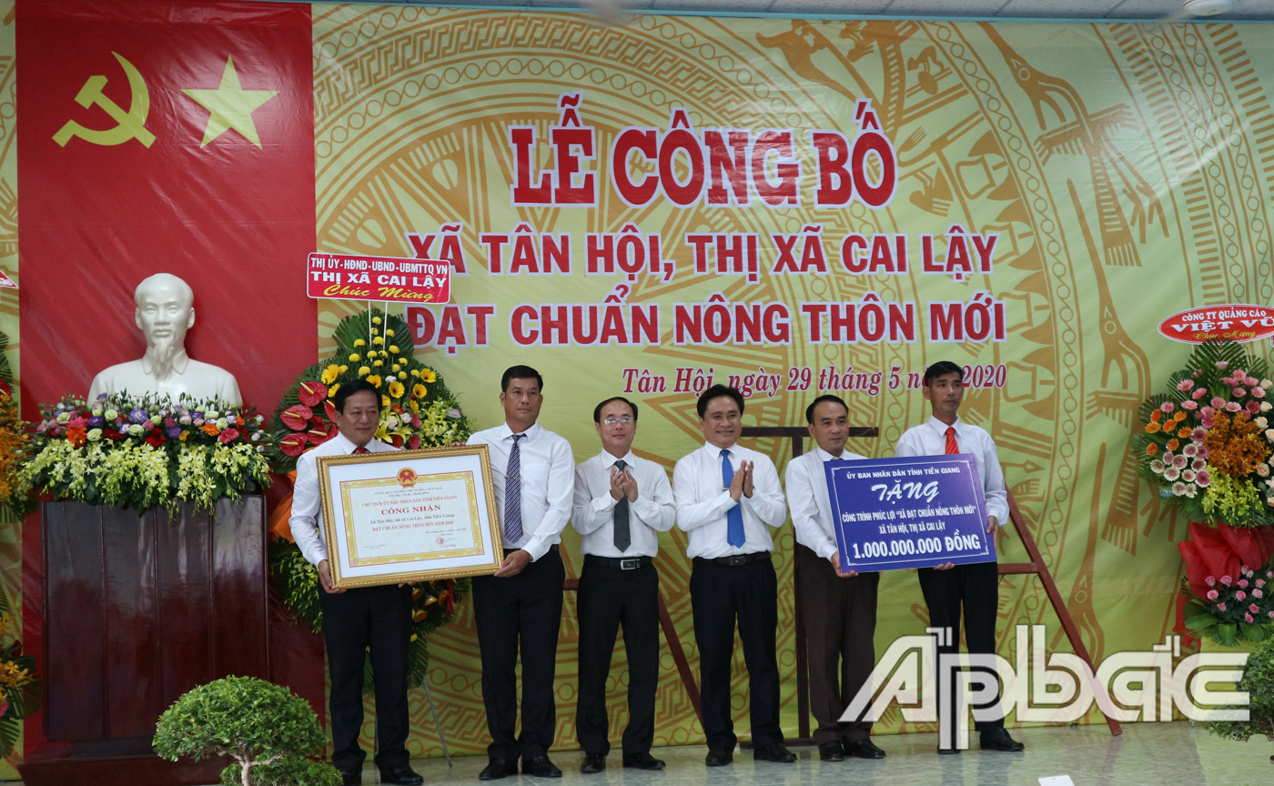 Đồng chí Trần Văn Dũng trao Bằng Công nhận đạt chuẩn NTM và tặng công trình phúc lợi trị giá 1 tỷ đồng cho xã Tân Hội