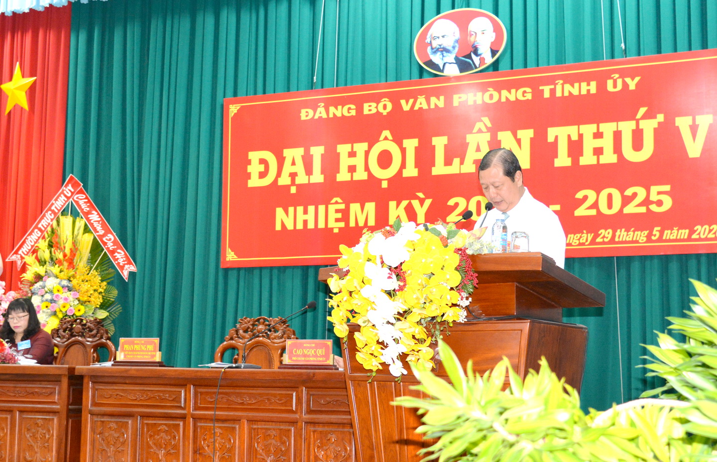 Đồng chí Phan Phùng Phú, Chánh văn phòngTỉnh ủy, Bí thư Đảng ủy nhiệm kỳ 2015-2020 thông qua phương án nhân sự bầu vào cấp ủy nhiệm kỳ mới
