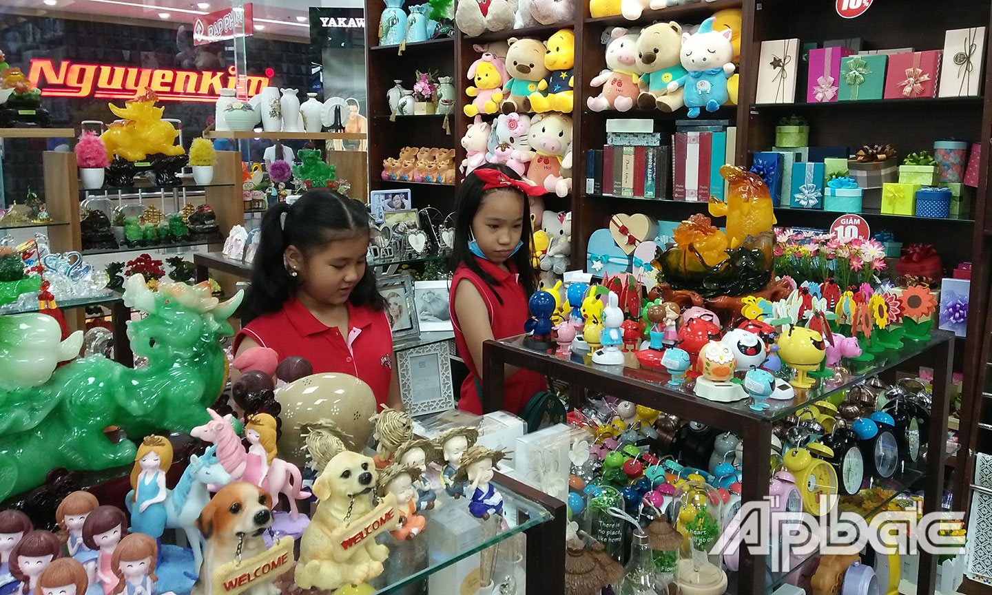 Các khu, cửa hàng bán đồ chơi trẻ em năm nay không sôi động bằng mọi năm.