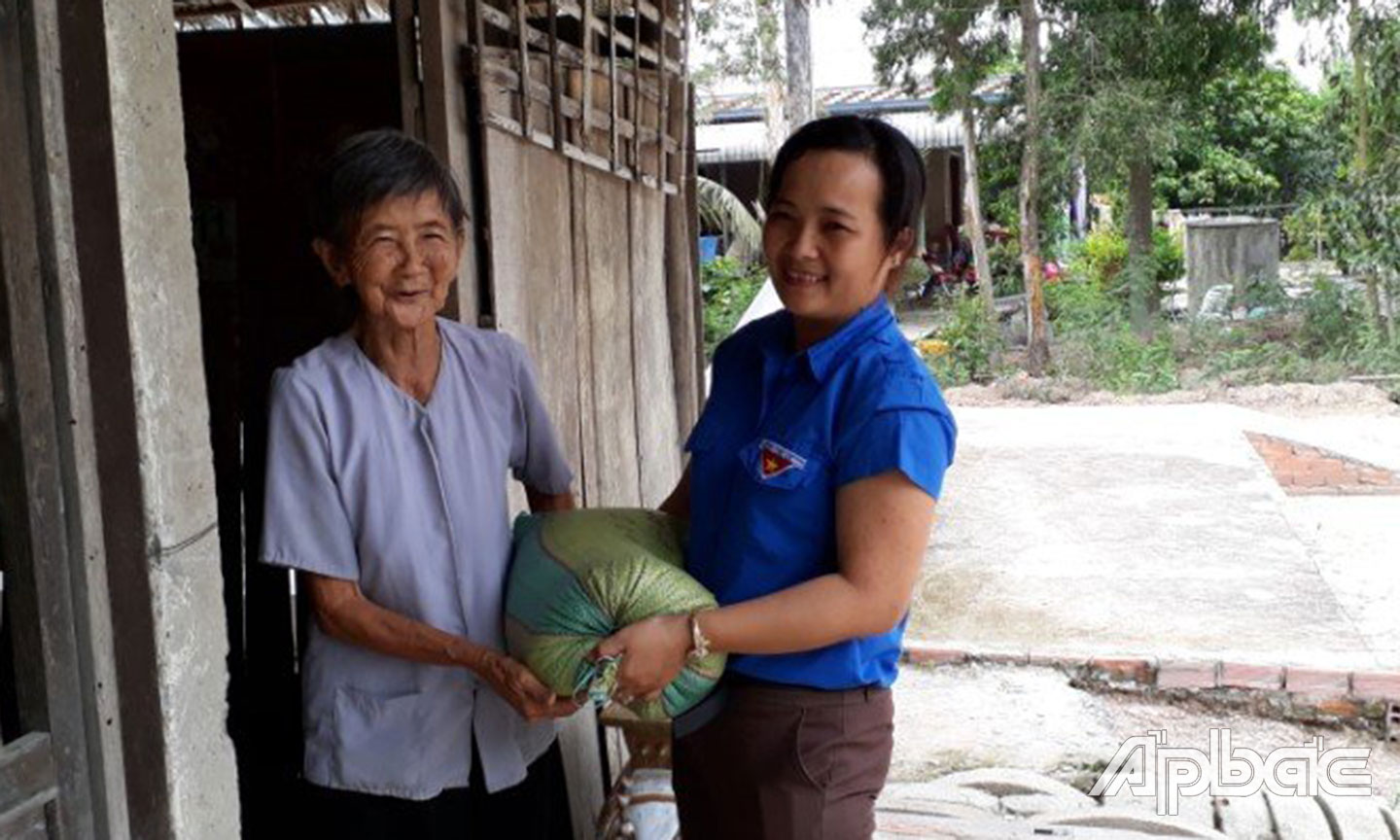 Chị Pha trao tặng quà cho hộ nghèo trong xã Phước Lập.