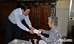 Đồng chí Phan Đình Trạc, Bí thư Trung ương Đảng, Trưởng Ban Nội chính Trung ương thăm, tặng quà gia đình chính sách tại Tiền Giang