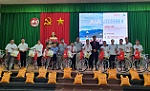 AIA Việt Nam trao tặng 20 chiếc xe đạp cho học sinh Tiền Giang