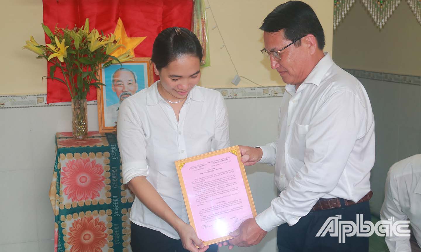 Đồng chí Phạm Văn Trọng (bên phải), Giám đốc Sở Tài nguyên và Môi trường trao quyết định tặng “Mái ấm tài nguyên và môi trường” cho chị Lê Phương Kim Định.