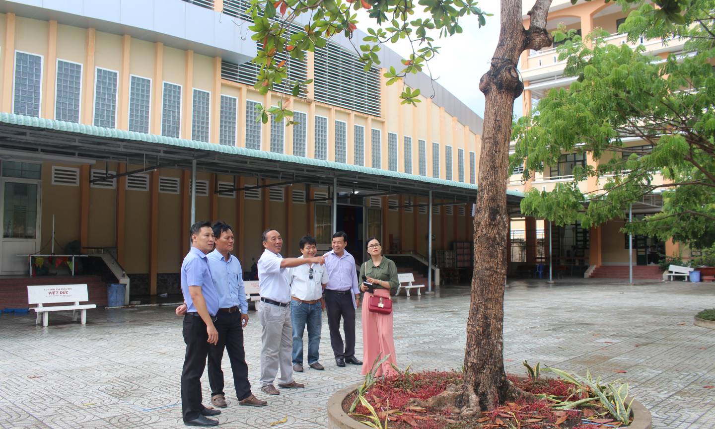 Đoàn khảo sát cây xanh tại Trường THCS Lê Ngọc Hân. 