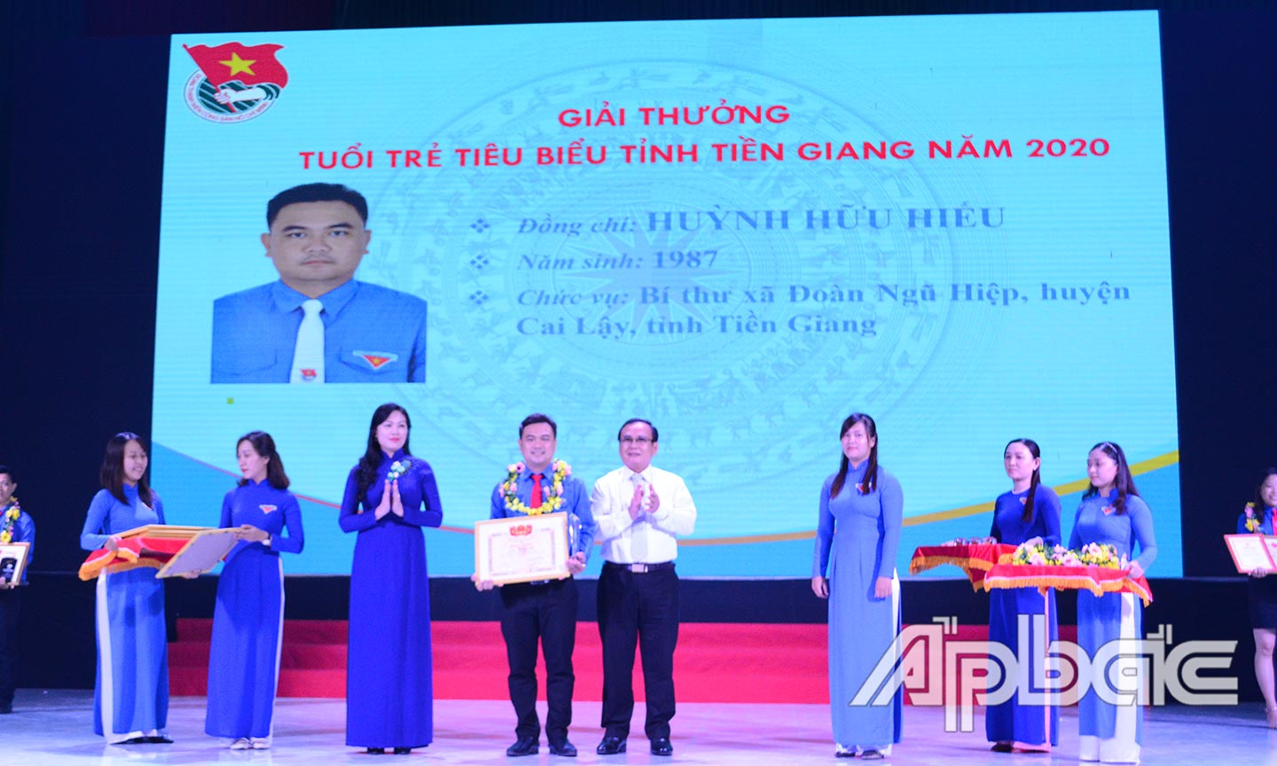 Đồng chí Võ Văn Bình trao kỷ niệm chương và bằng khen cho cá nhân tiêu biểu.