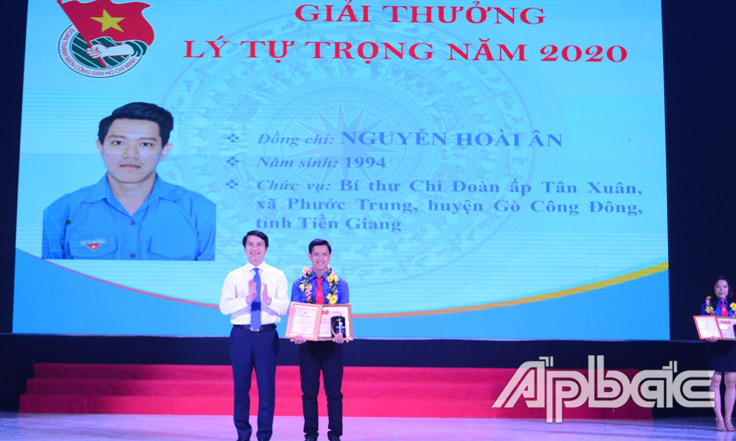 Nguyễn Ngọc Lương trao kỷ niệm chương và bằng khen giải thưởng Lý Tự Trọng