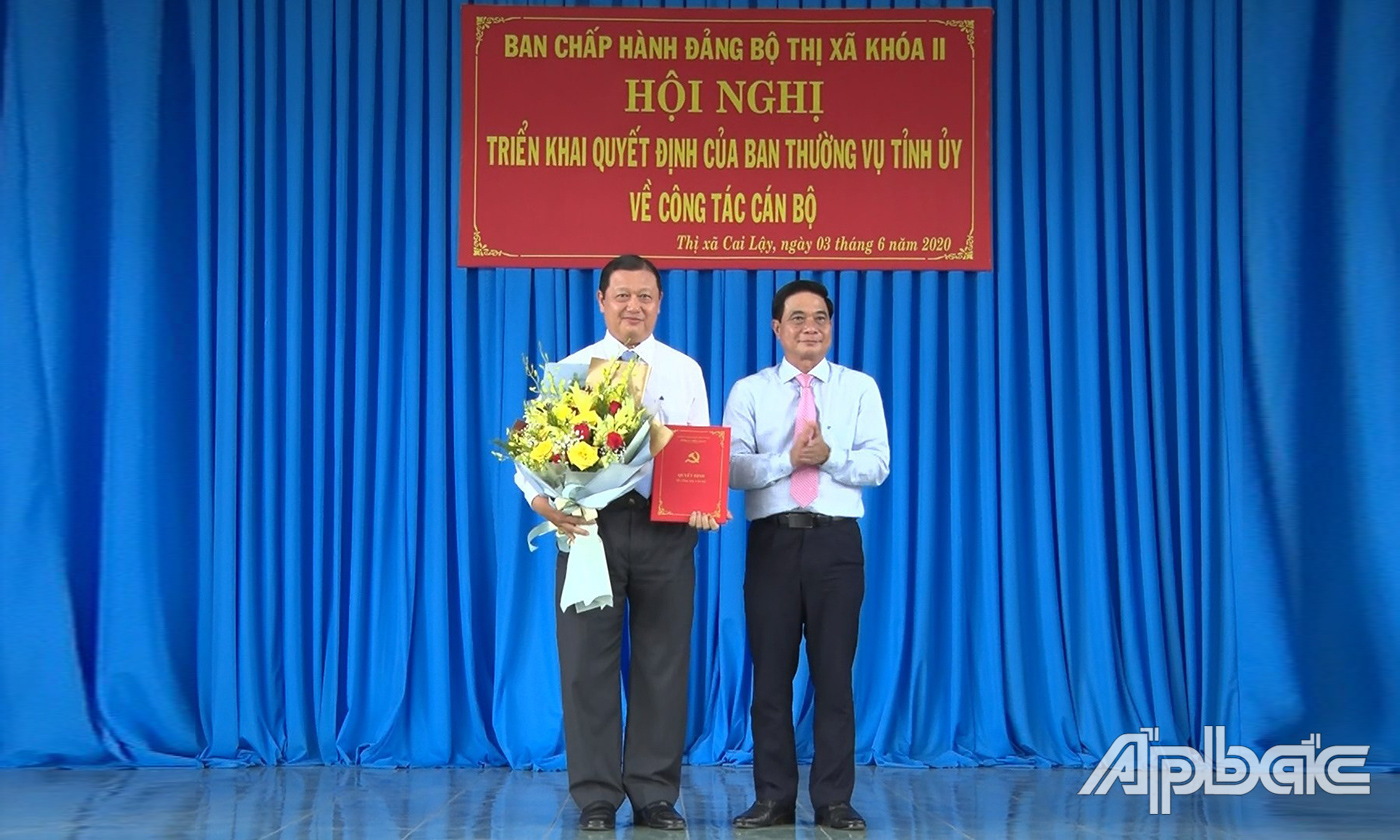 đồng chí Nguyễn Văn Nhã trao Quyết định của Ban Thường vụ Tỉnh Ủy về việc điều động, chỉ định đồng chí Phan Phùng Phú
