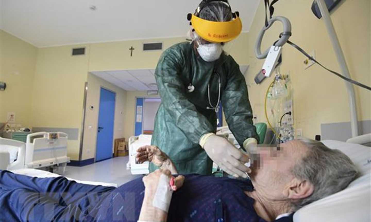 Nhân viên y tế điều trị cho bệnh nhân mắc COVID-19 tại một bệnh viện ở Milan, Italy. (Ảnh: AFP/TTXVN)