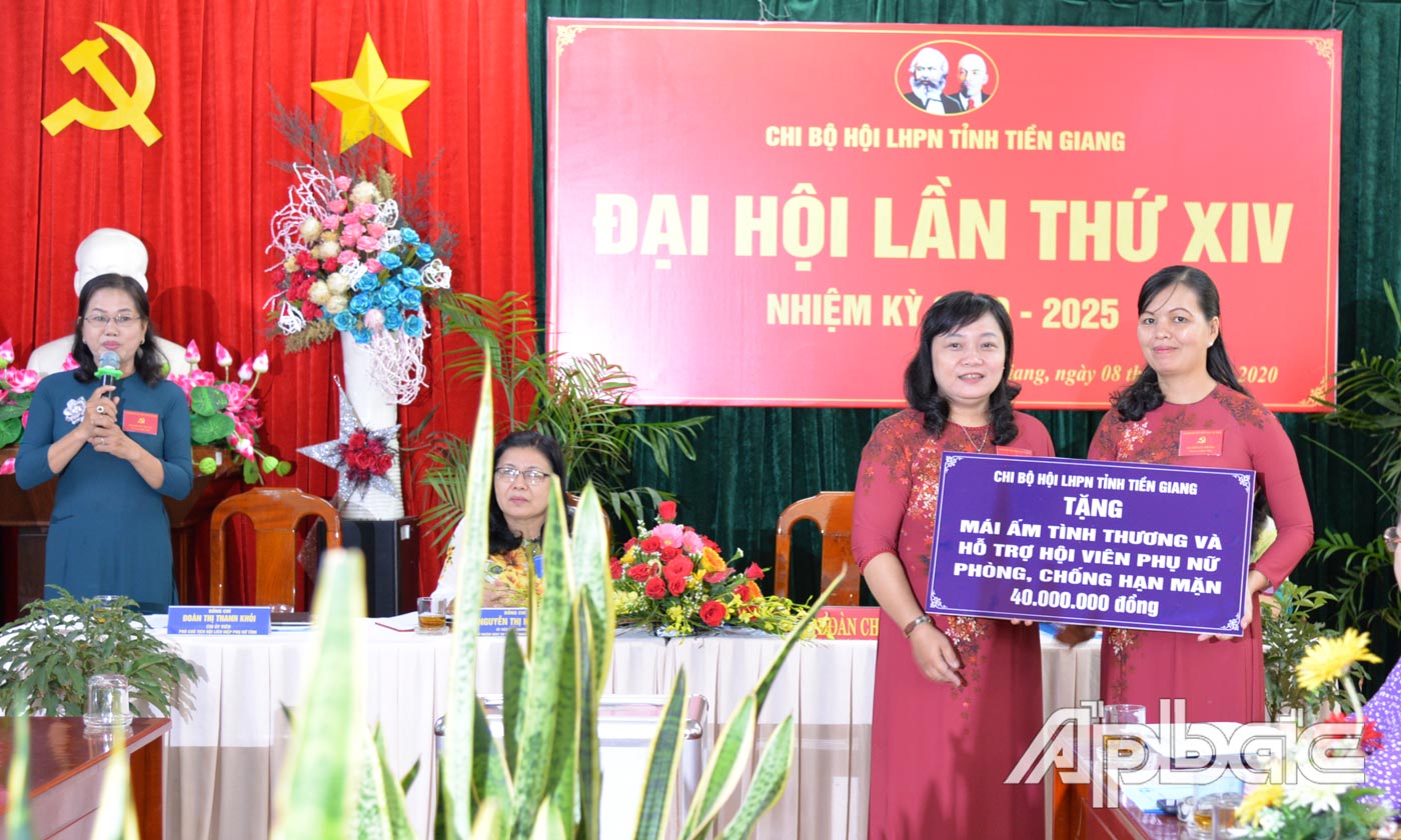Cấp ủy trao bảng tượng trưng xây dựng nhà cho hội viên phụ nữ cho Ban thường vụ Hội LHPN tỉnh.