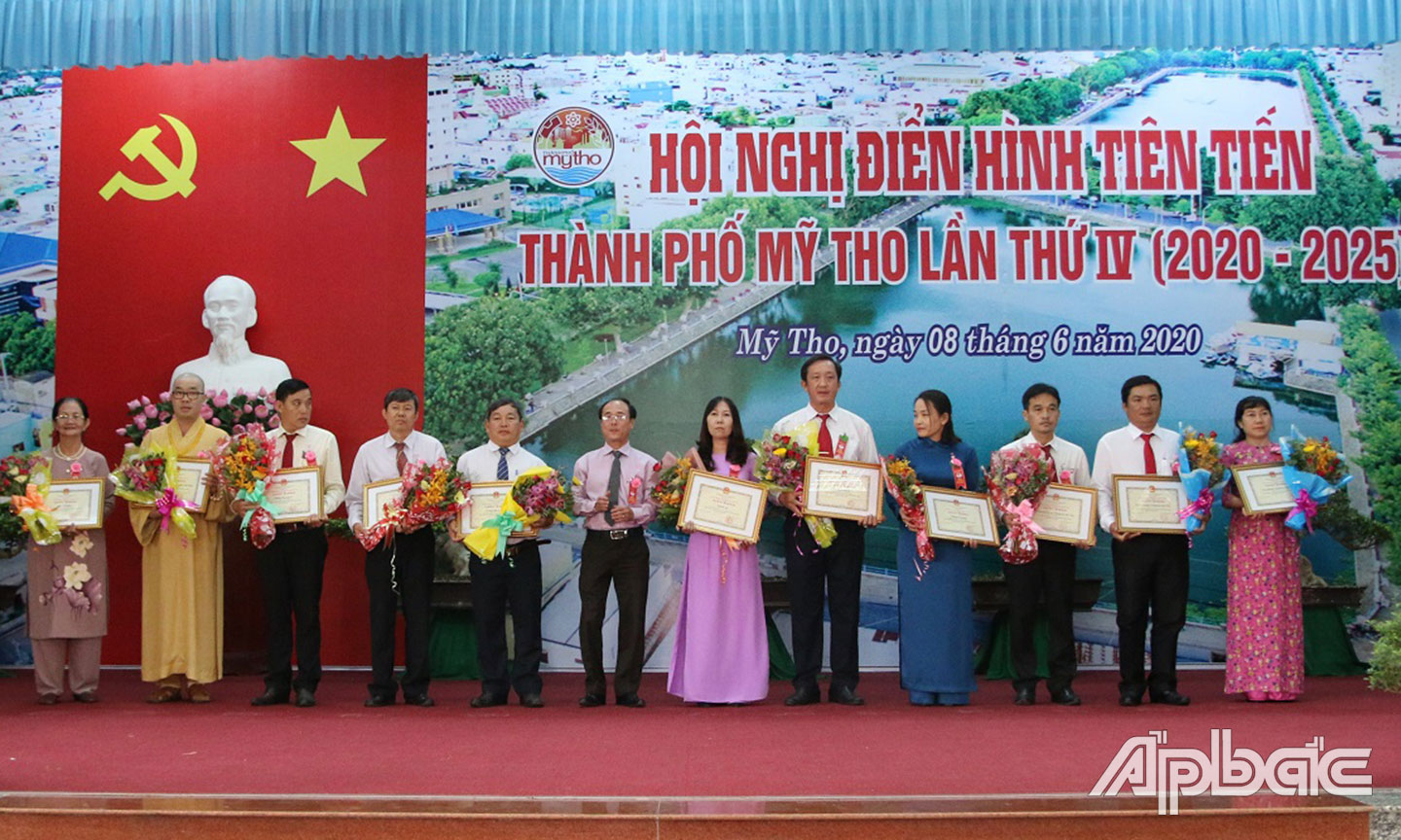 Đồng chí Trần Kim Trát trao Giấy khen của UBND TP. Mỹ Tho tặng các tập thể.