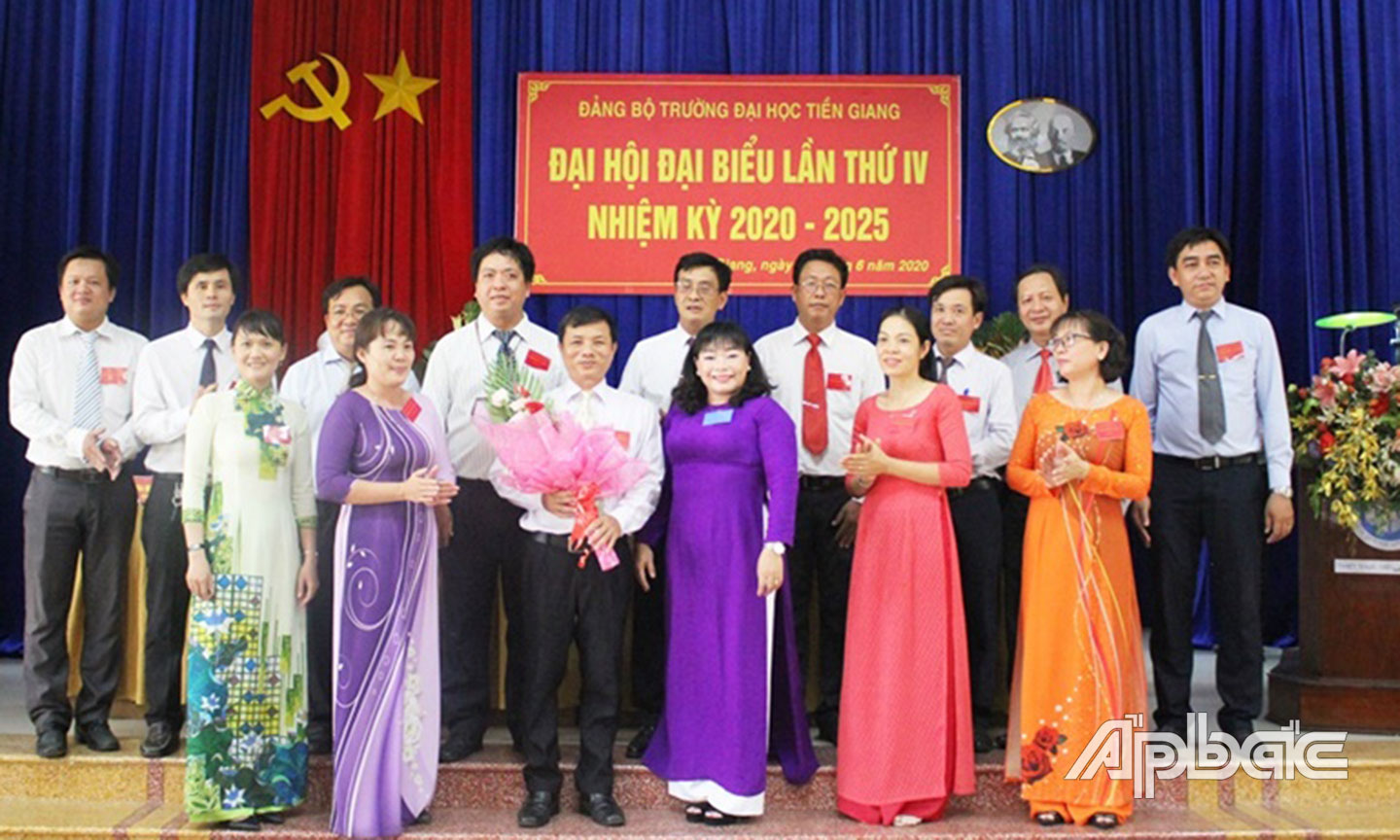 Đồng chí Thái Ngọc Bảo Trâm chụp ảnh lưu niệm cùng Ban Chấp hành  Đảng bộ Trường Đại học Tiền Giang nhiệm kỳ mới tại Đại hội.
