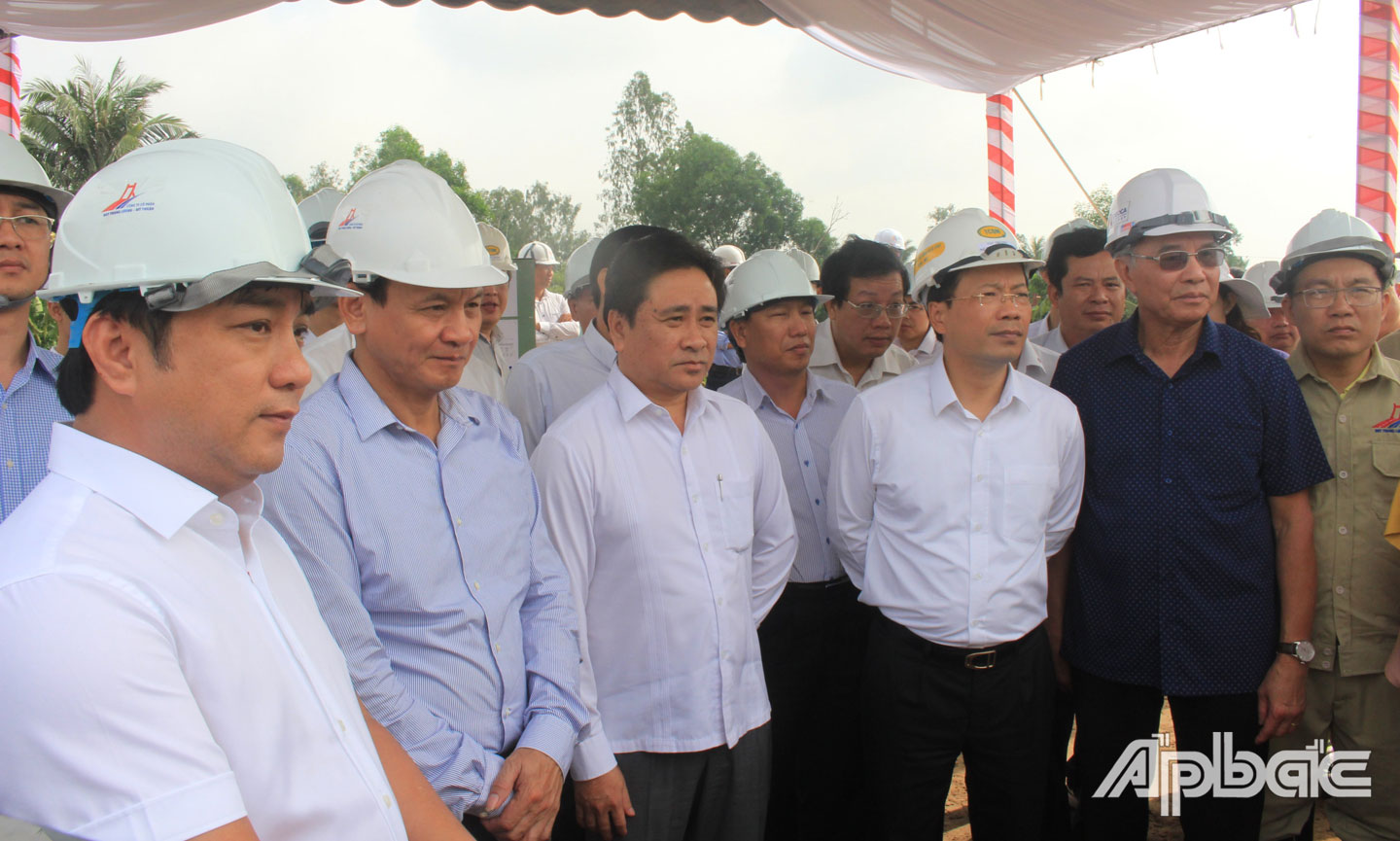 Thứ trưởng Nguyễn Nhật cùng lãnh đạo tỉnh, nhà đầu tư kiểm tra tiến độ Dự án tại gói thầu XL12.