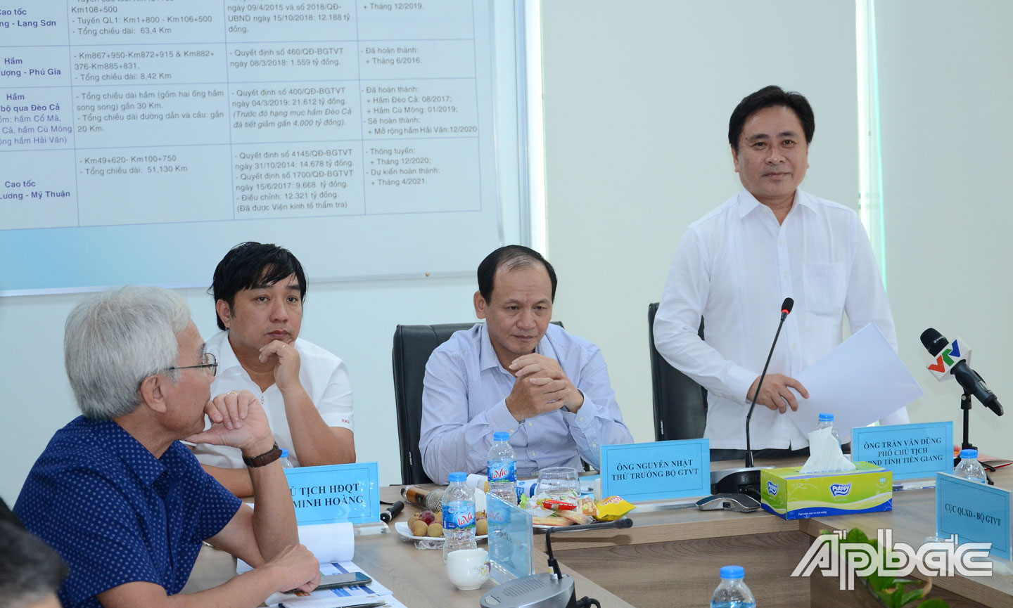 Phó Chủ tịch UBND tỉnh Trần Văn Dũng phát biểu tại buổi làm việc.