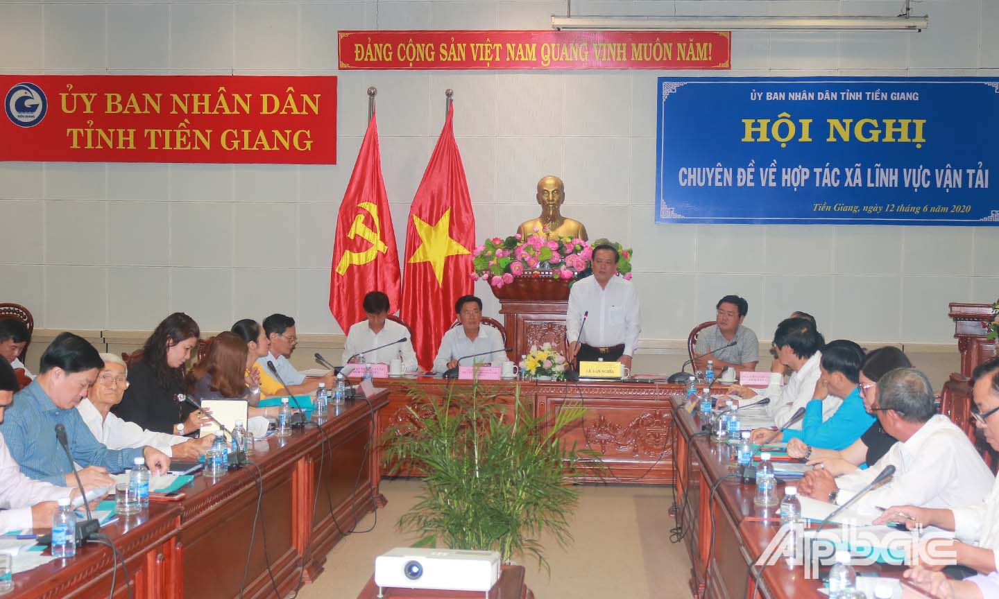 Đồng chí Lê Văn Nghĩa phát biểu tại hội nghị.