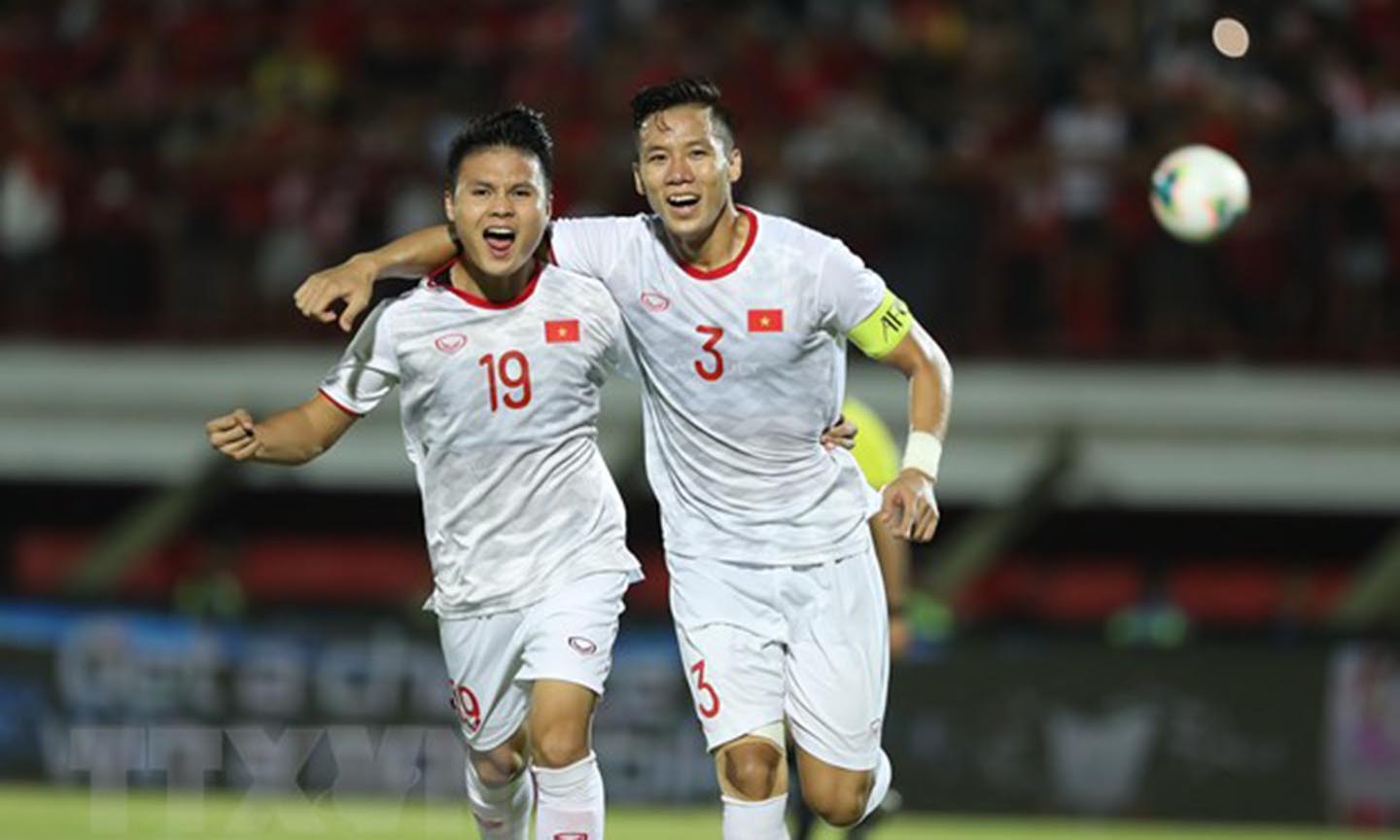 Quế Ngọc Hải và Quang Hải ăn mừng trong trận thắng Indonesia tại vòng loại World Cup 2022, tháng 10/2019. (Ảnh: Hoàng Linh/TTXVN)
