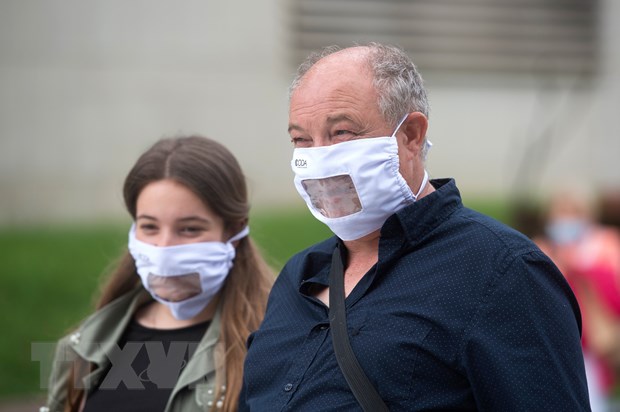 Người dân đeo khẩu trang phòng lây nhiễm COVID-19 tại San Sebastian, Tây Ban Nha,ngày 12/6/2020. (Ảnh: AFP/TTXVN)