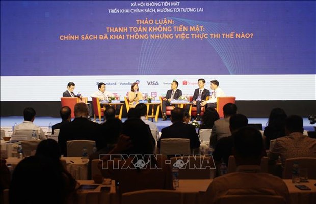 A seminar on cashless society is held in Ho Chi Minh City on June 12 to discuss cashless payment.