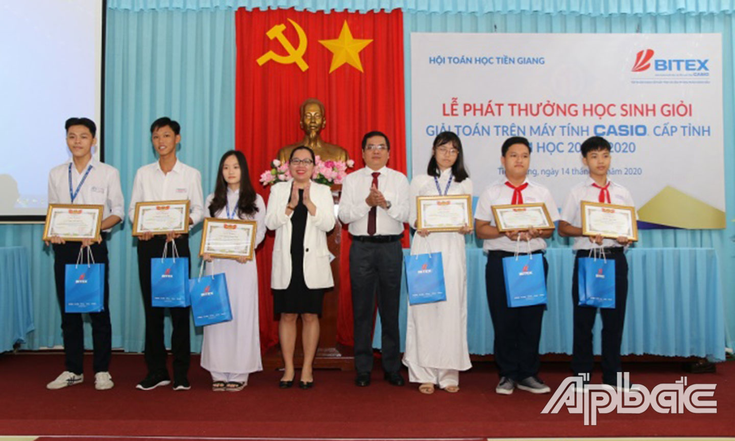 Phó Giám đốc Sở GD-ĐT Nguyễn Phương Toàn và Tổng Giám đốc Bitex Trần Thanh Thảo trao giải Nhất cho thí sinh.