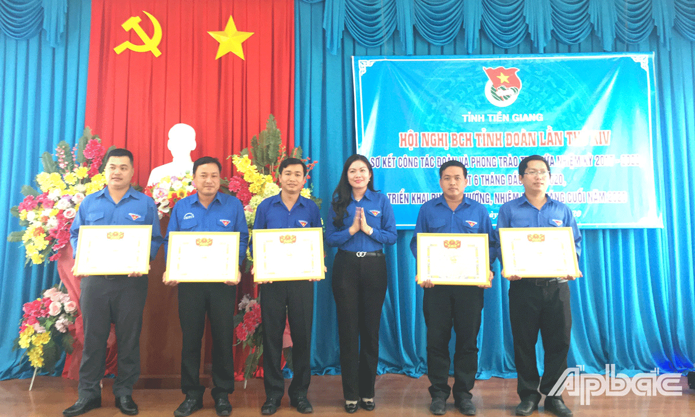 Các tập thể và cá nhân có thành tích “Tích cực hỗ trợ công tác phòng, chống hạn mặn trên địa bàn tỉnh Tiền Giang năm 2020” nhận khen thưởng