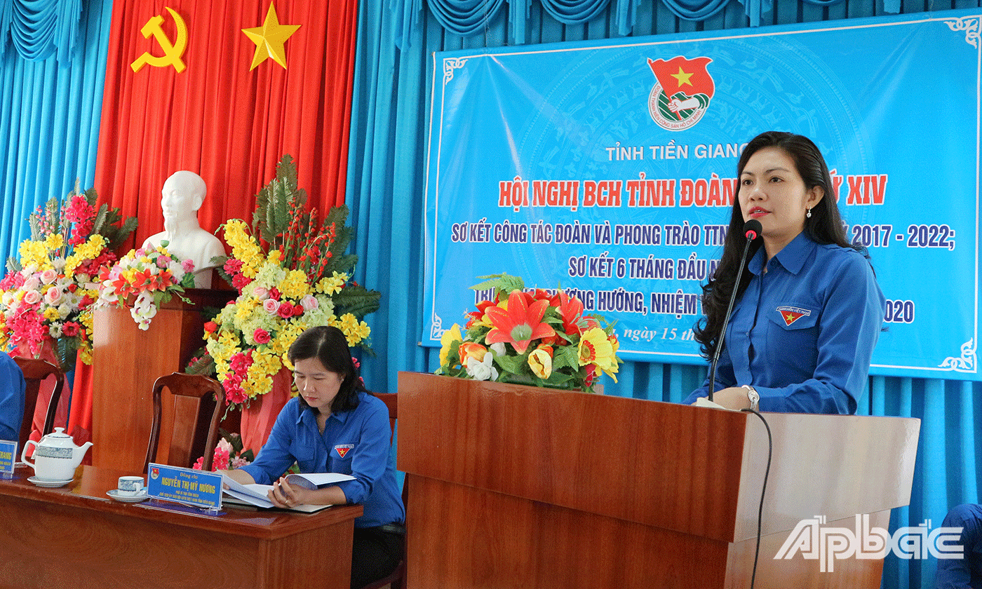 Đồng chí Nguyễn Thị Uyên Trang Bí thư Tỉnh đoàn Tiền Giang phát biểu tại hội nghị