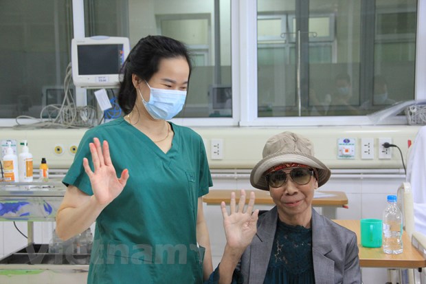 Bệnh nhân 19 trong ngày xuất viện trở về nhà. (Ảnh: PV/Vietnam+)