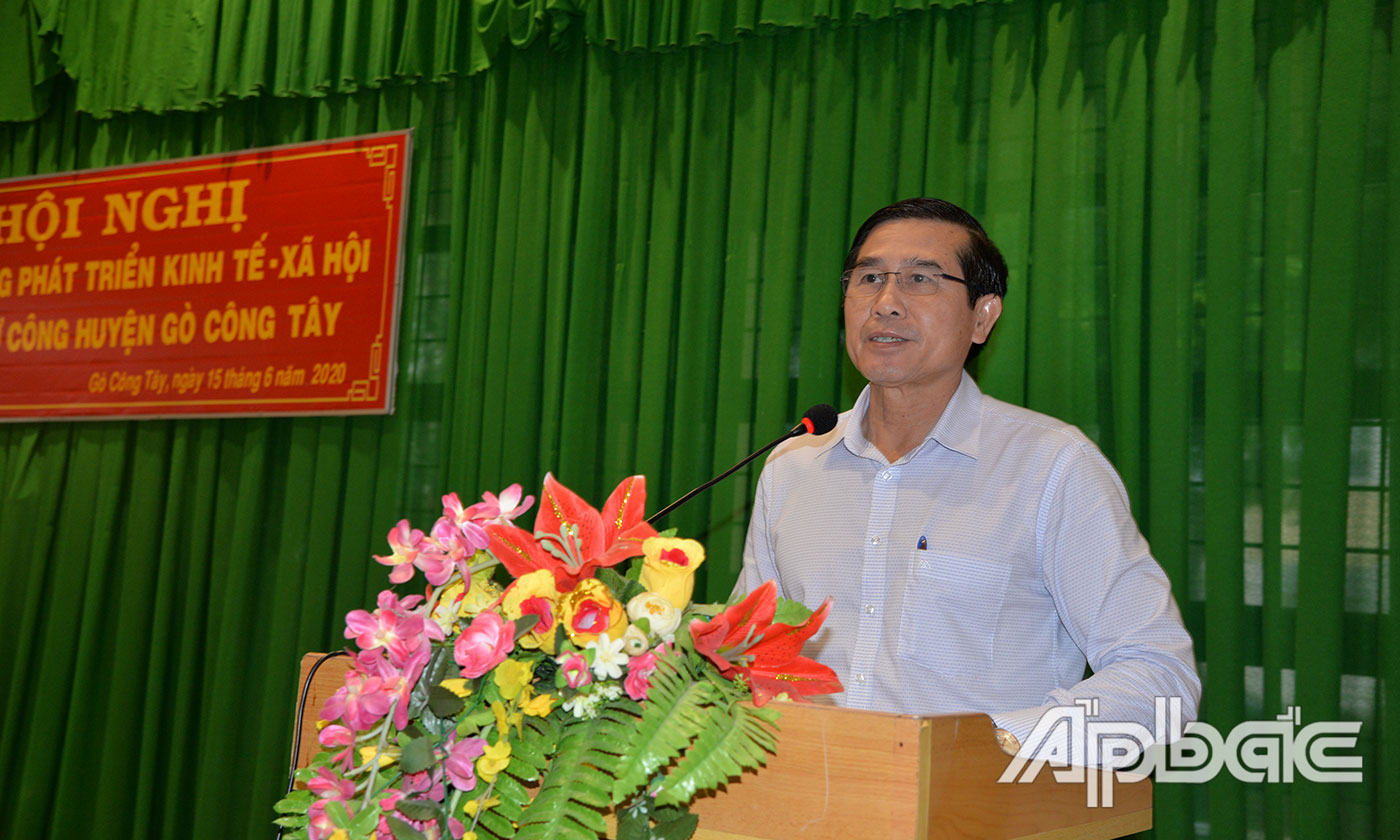 Đồng chí Lê Văn Hưởng  phát biểu tại cuộc họp
