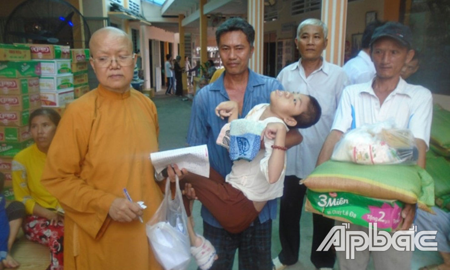 Ni sư Thích nữ Tuyết Liên trao quà cho nạn nhân chất độc da cam/dioxin  ở huyện Châu Thành.