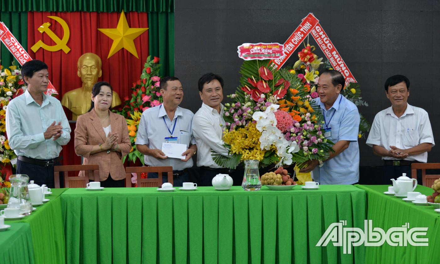 Lãnh đạo tỉnh thăm, chúc mừng Đài Phát thanh - Truyền hình tỉnh Tiền Giang.